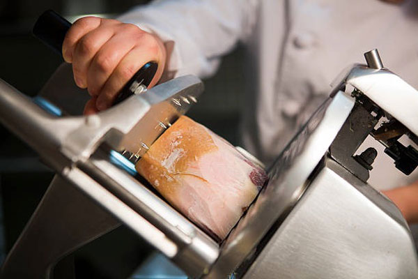 Do You Need To Be Trained To Use A Commercial Meat Slicer?(图1)