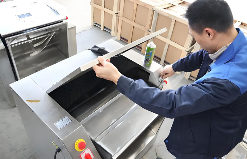 Tips and Precautions for Using a Frozen Meat Cutting Machine(图2)