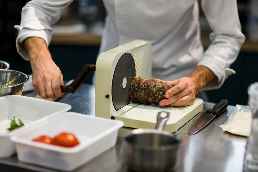 How To Safely Use A Meat Slicer(图1)